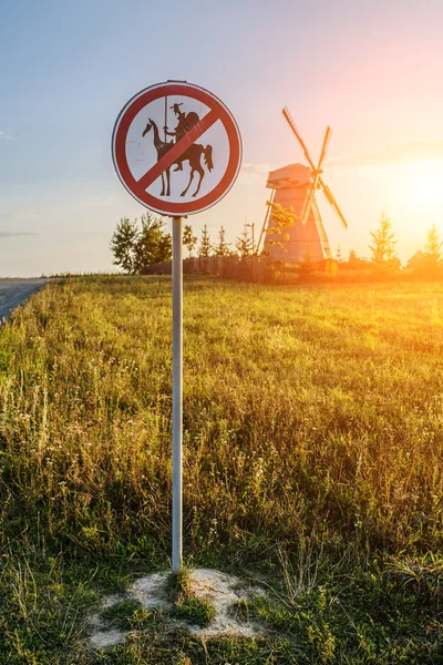 Дорожный знак запрещает Дон Кихот — стоковое фото