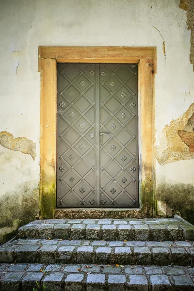 Metalen deur in een oude vesting — Stockfoto