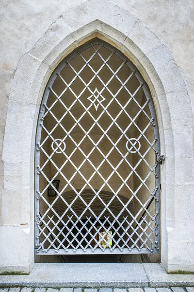 Ventana con barras de hierro forjado — Foto de Stock