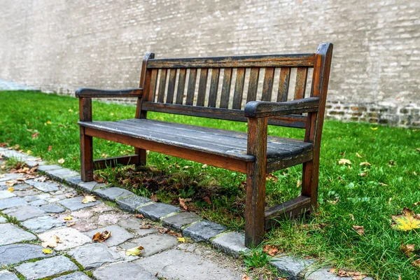 Деревянная скамейка осенью — стоковое фото