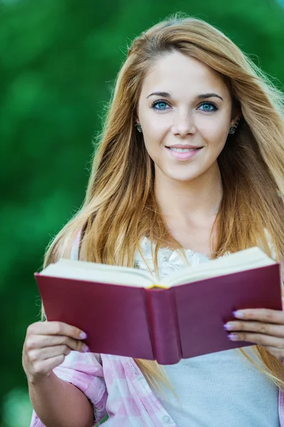 Frau liest Buch — Stockfoto
