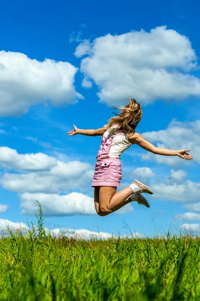 Junge Frau aus nächster Nähe springen — Stockfoto