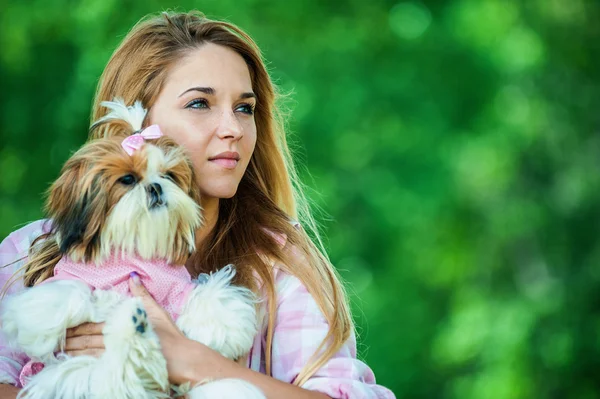 Vrouw met hond — Stockfoto