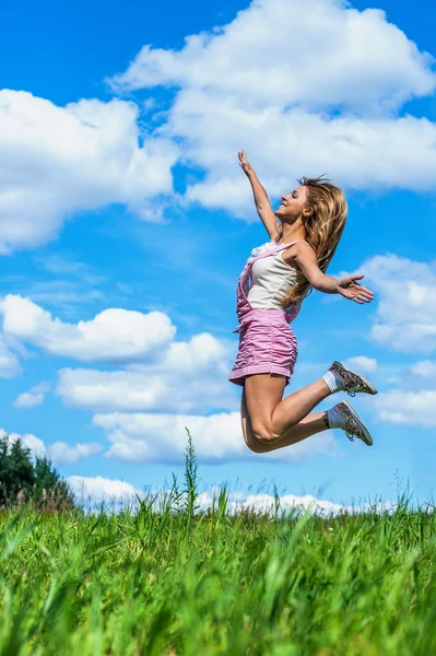 若い女性の高いジャンプ — ストック写真