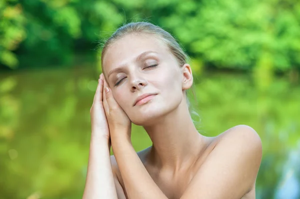 Retrato de mulher contra lago — Fotografia de Stock