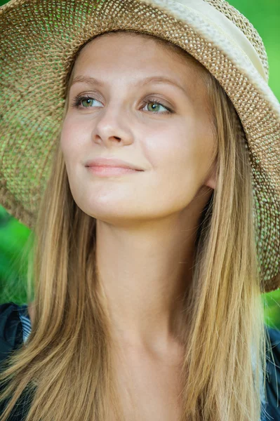 Meisje met strohoed — Stockfoto