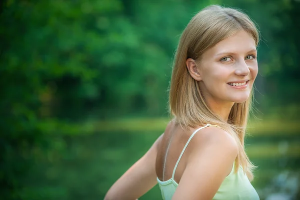 Retrato de mulher contra lago — Fotografia de Stock