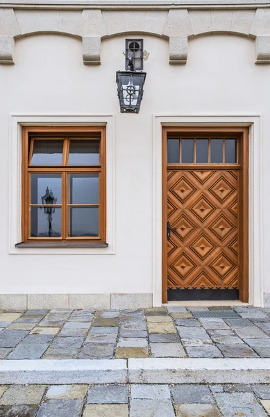 Vieja ventana, puerta y linterna — Foto de Stock