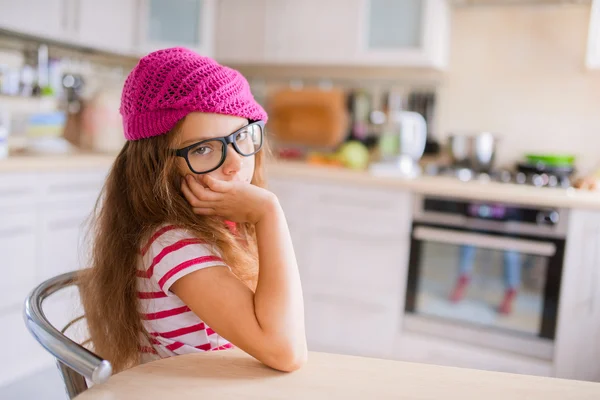 Petite fille dans la cuisine — Photo