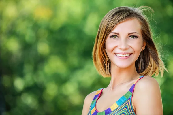 Retrato jovem encantador mulher de cabelos curtos — Fotografia de Stock