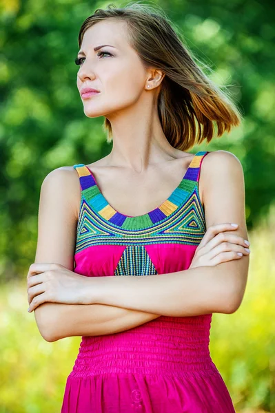 Portret van reflecterende jongedame — Stockfoto