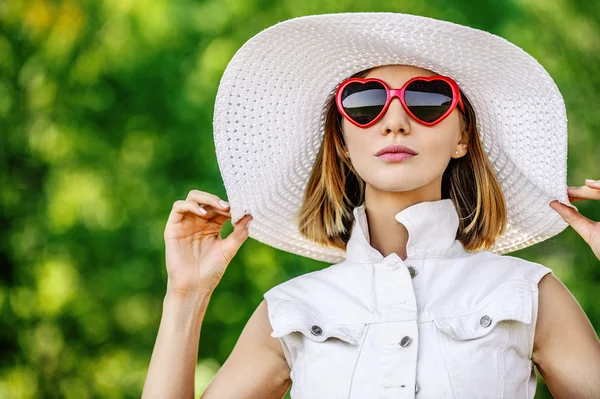 Mooie vrouw hoed zonnebril — Stockfoto