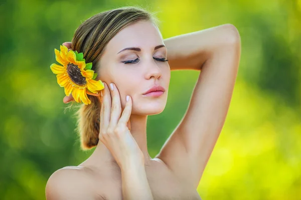 Portrait sexual young naked woman standing closed eyes — Stock Photo, Image