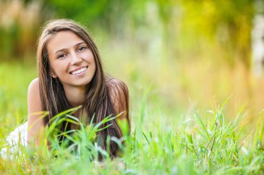 yatan genç kadın çimen