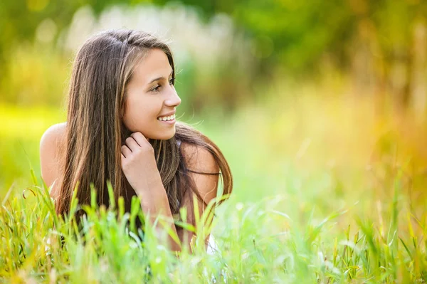 Yatan genç kadın çimen — Stok fotoğraf