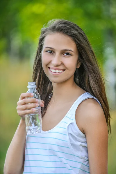 Женщина крупным планом держит бутылку воды — стоковое фото
