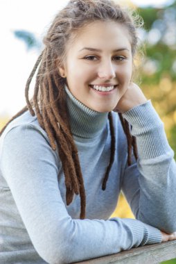 dreadlocks ile güzel kız