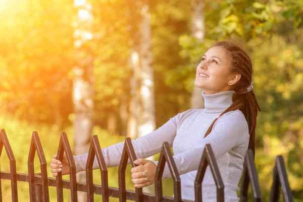 Mooi meisje met dreadlocks — Stockfoto