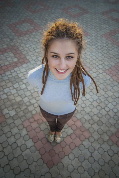 Menina stand na telha quadrada — Fotografia de Stock