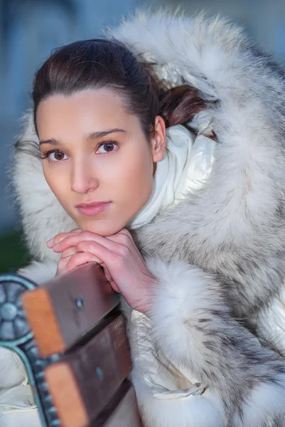 Jovem mulher no banco — Fotografia de Stock