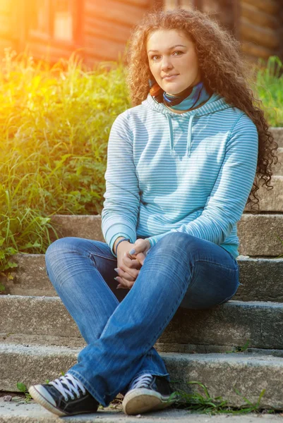 Meisje zit op stappen — Stockfoto