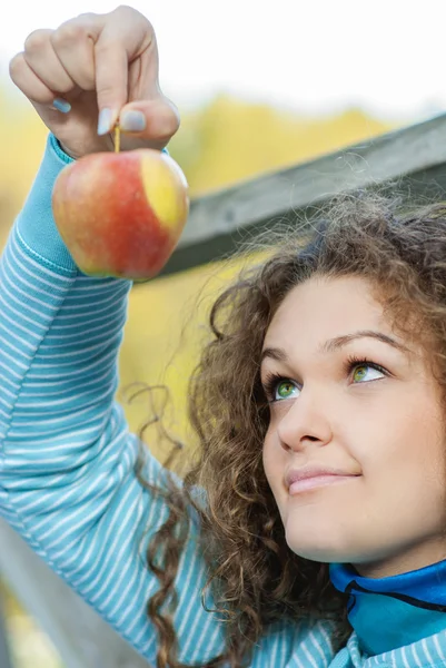 Flicka med ett äpple — Stockfoto