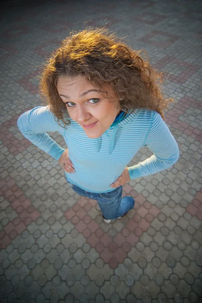 Mädchen stehen auf quadratischen Fliesen — Stockfoto