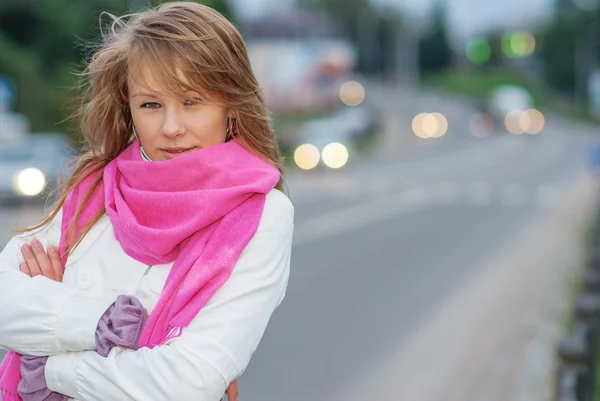 Retrato de menina sobre rodovia — Fotografia de Stock