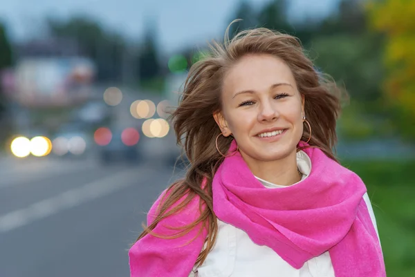 Mujer joven con pañuelo rosa de cerca —  Fotos de Stock