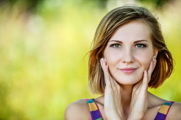 Mujer primer plano en suéter naranja — Foto de Stock