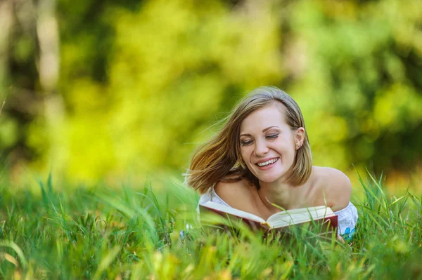 Jovem mulher leitura livro — Fotografia de Stock