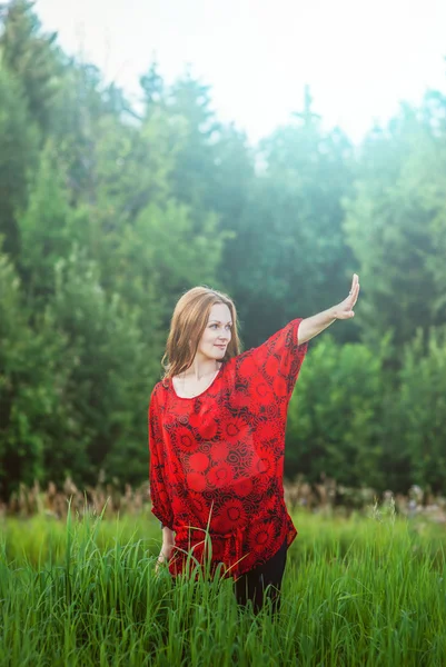 Vrouw in groene zomer stadspark — Stockfoto