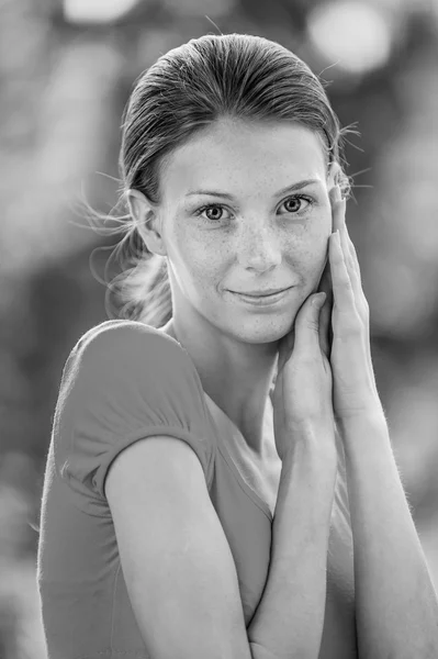 Giovane donna sorridente riflette — Foto Stock