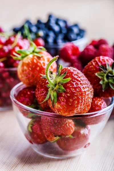 思慕雪草莓、 红醋栗、 黑莓和覆盆子 — 图库照片