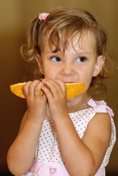 Menina comendo melão — Fotografia de Stock