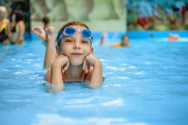 Petite fille dans la piscine — Photo