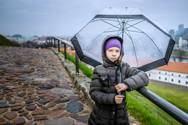 Κοριτσάκι με μια ομπρέλα στο παλιό κέντρο στο Βίλνιους — Φωτογραφία Αρχείου