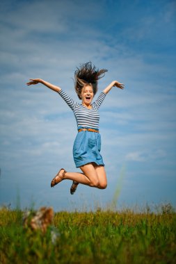 güzel bir kadın yüksek atlama