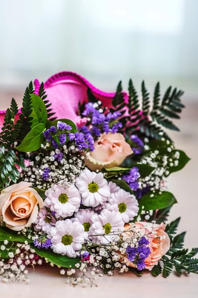 Bukett av olika blommor — Stockfoto