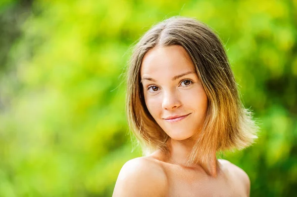 Bela jovem mulher close up — Fotografia de Stock