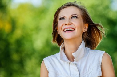 Genç büyüleyici kısa saçlı kadın portre