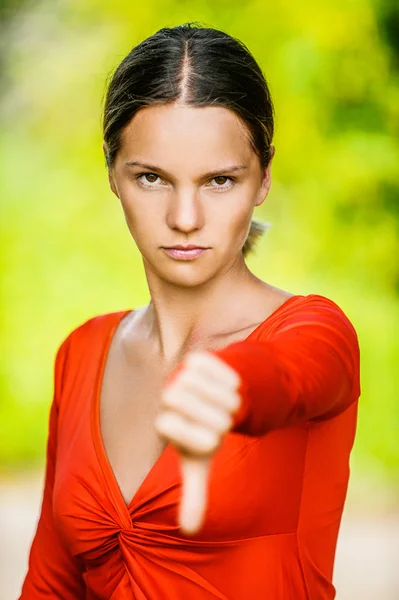 Jovem mulher balança polegar — Fotografia de Stock