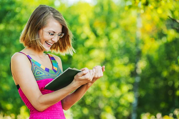 Beautiful brunette reading book — Stock Photo, Image