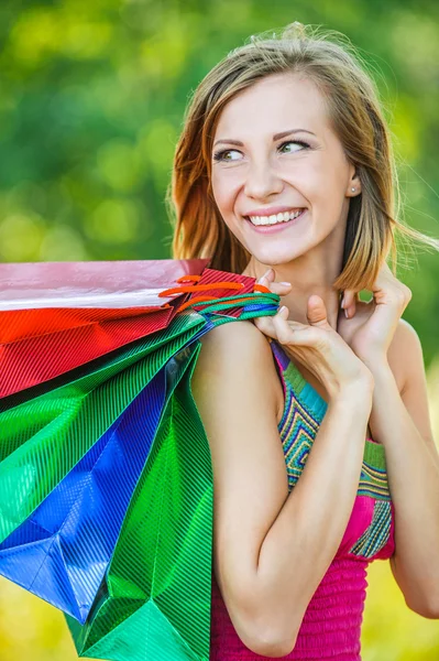 Krásná žena, nakupování — Stock fotografie