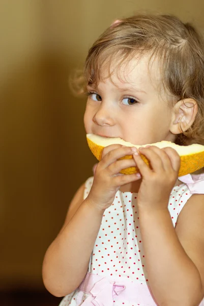 Tjej äter melon — Stockfoto