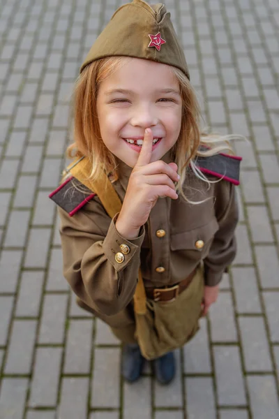 Petite fille en uniformes militaires soviétiques — Photo