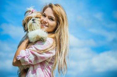 küçük köpek ile genç gülümseyen güzel