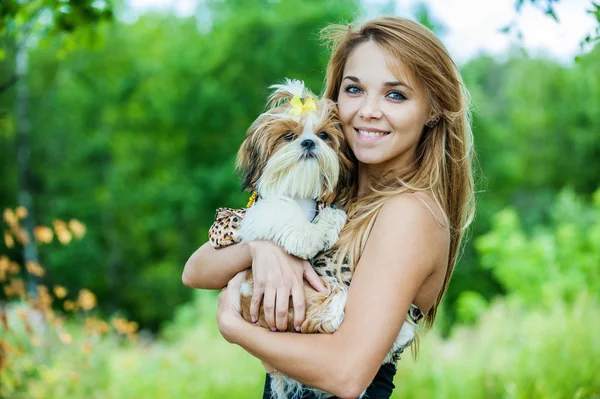 Vrouw met hond — Stockfoto