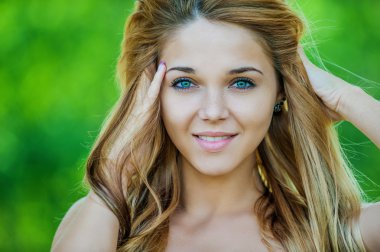 Güzel gülümseyen genç kadın