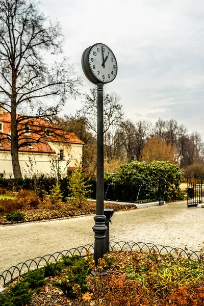 Orologio nel parco cittadino — Foto Stock